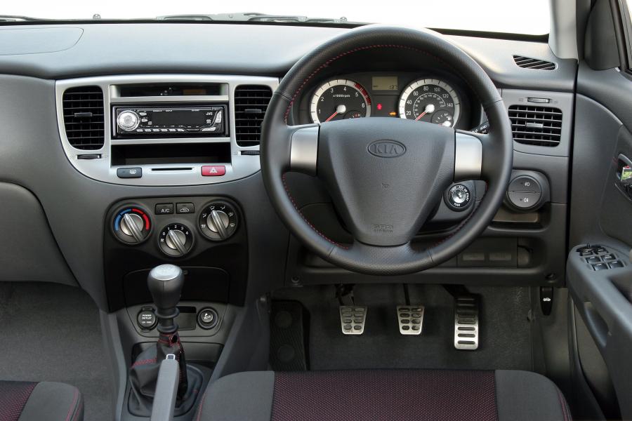  Kia Rio Hatchback 2005 года  (UK) (фото 8 из 32)